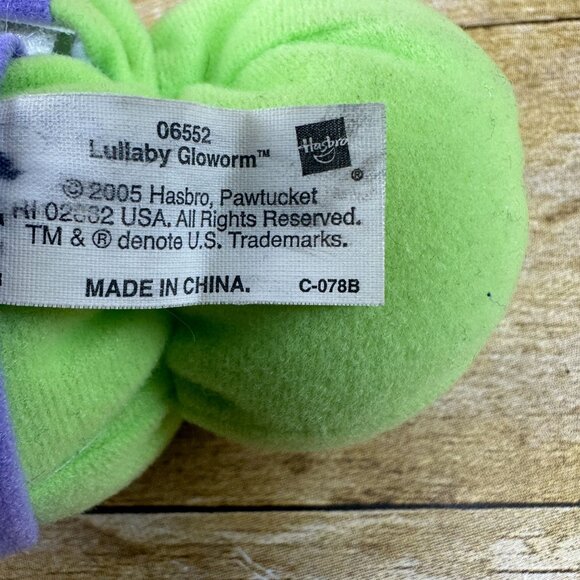 Playskool Lullaby Gloworm 2005 Bug Toy Light Up Green Blue Shirt 6 Songs 06552 - Picture 7 of 9